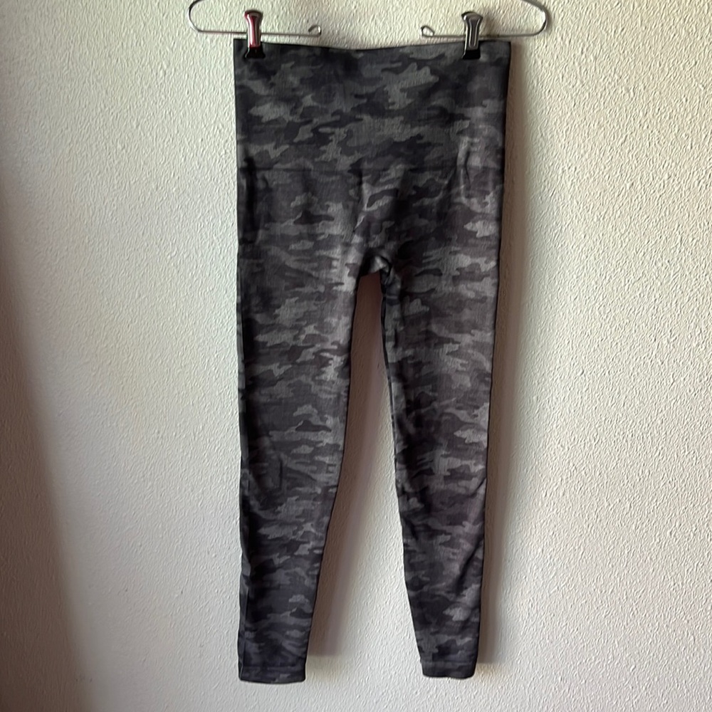 Spanx Gray Camo Look At Me Now Seamless Leggings Size medium